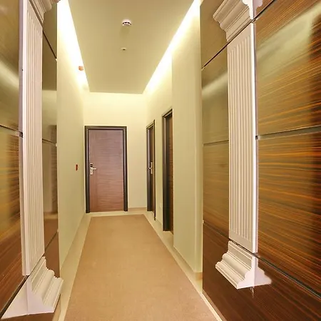 מלון Theater Garni 4*
